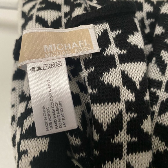 Michael Kors reversible infinity logo scarf - Picture 3 of 4